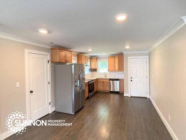 Foto del edificio - Stunning completely remodeled 3 Bed 2 Bath