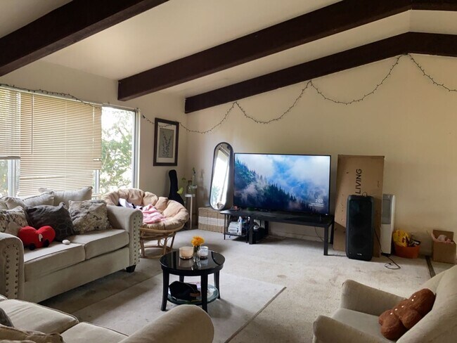 Foto del edificio - STUDENTS WELCOME! Sprawling 6 Bed / 3 Bath Home Near College and Drake