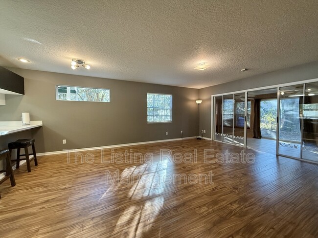 Foto del edificio - 9036 Lake Pl Ln