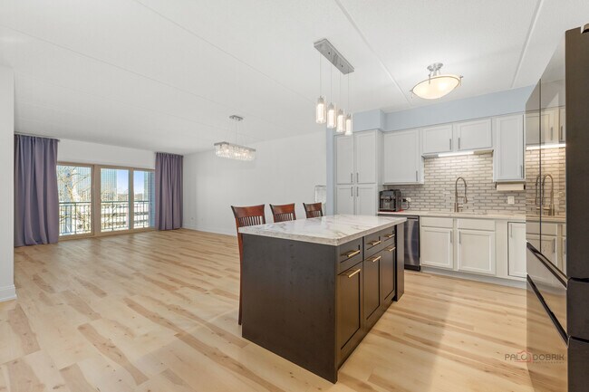 Foto del edificio - 8727 W Bryn Mawr Ave