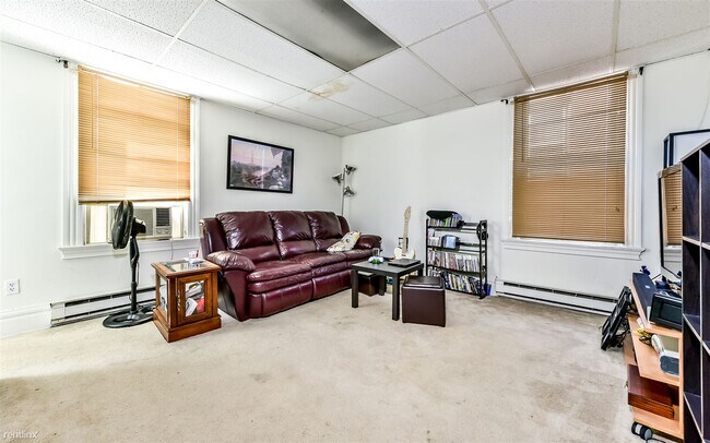 Building Photo - 2 br, 1 bath Triplex - 401 Western Ave Apt 2
