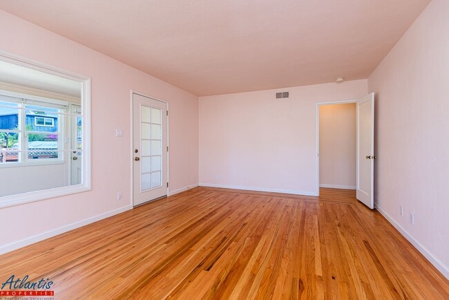 Building Photo - Lovely Seacliff Home | Desirable Location