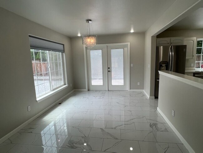Building Photo - Newly remodeled! 3 bedroom, 2.5 baths! Liv...