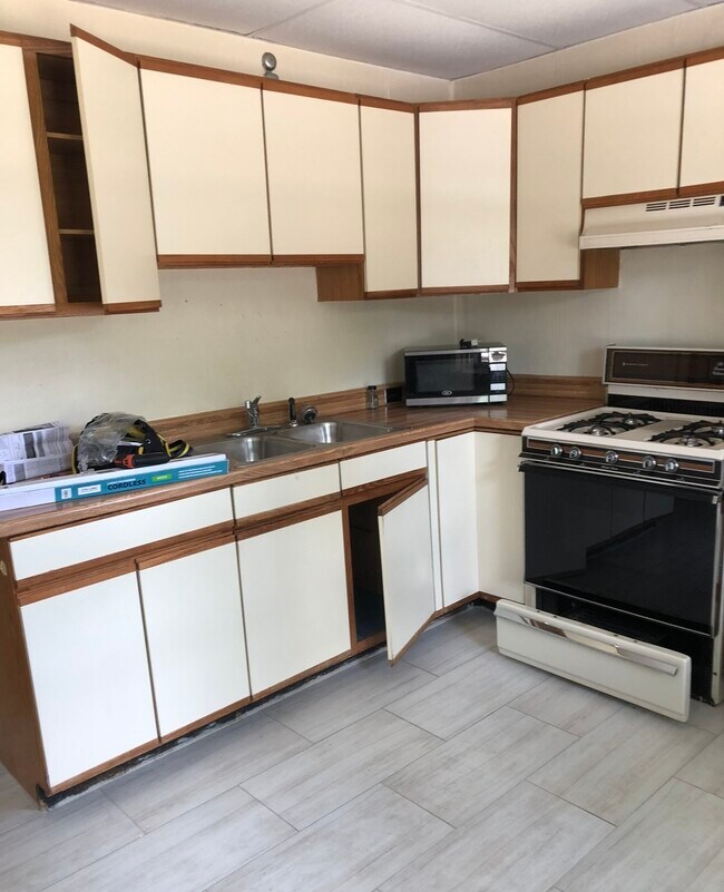 Kitchen - 6468 N Lehigh Ave
