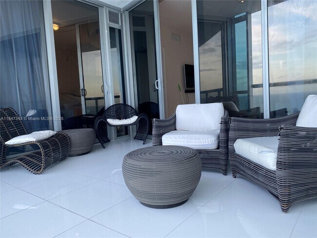 Foto del edificio - 17121 Collins Ave