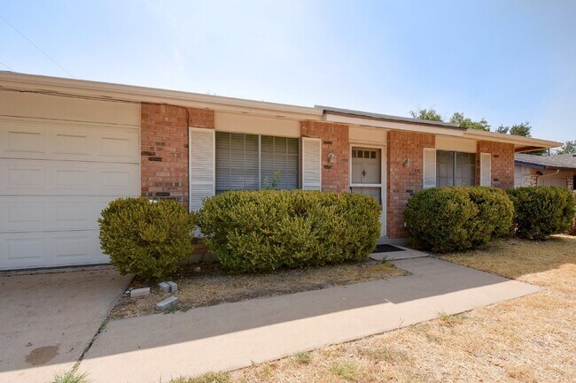 Foto del edificio - 7009 Deborah Dr