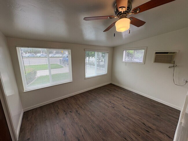 Foto del edificio - Charming 3 Bedroom, 1 Bath Near Down Town!