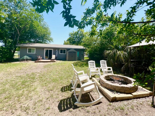 Building Photo - 115 Addax Dr