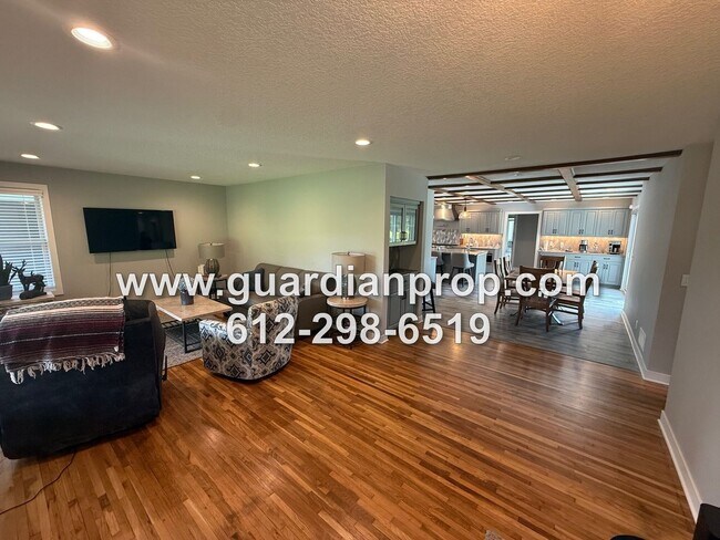 Foto del edificio - Fully Updated House on 3 1/2 Acres for Oct...
