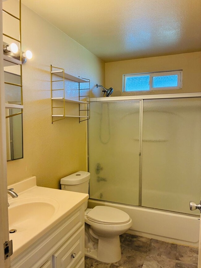 Building Photo - 625 Arthur Dr