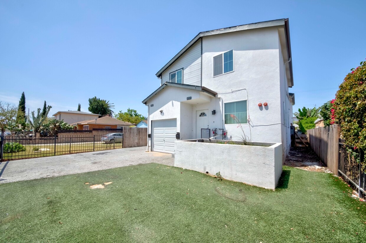 Primary Photo - 8711 McKinley Pl