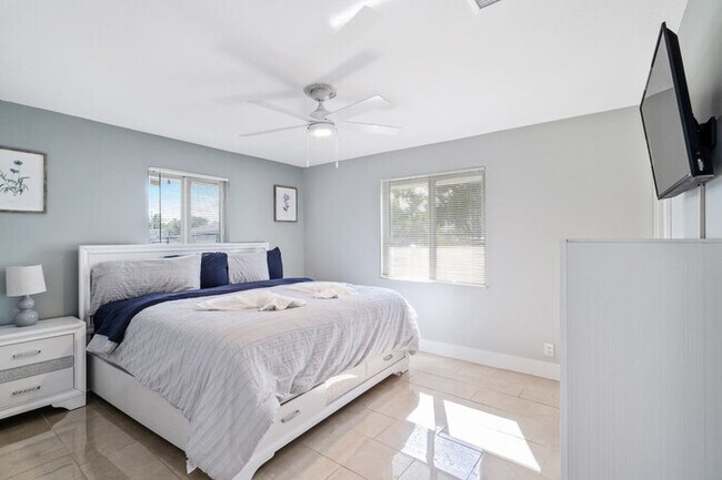Foto del edificio - Roxana's 3BR/2BA w/ Modern Interior & BBQ ...