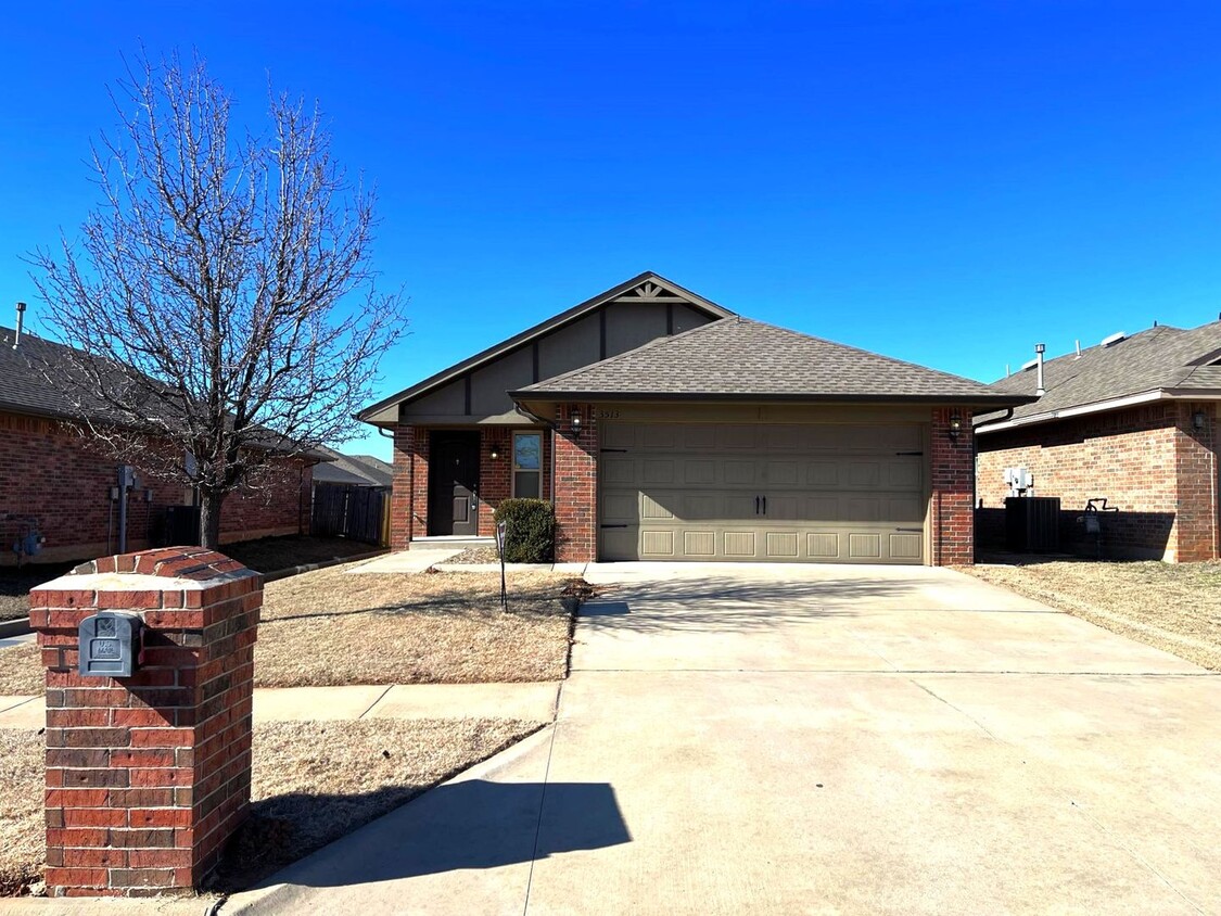 Foto principal - Charming 3 Bedroom 2 Bath home in Moore, OK!