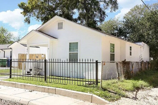 Building Photo - 3 br, 1 bath House - 215 Crittendon Ave