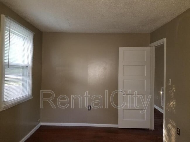 Building Photo - 3011 Wahl St
