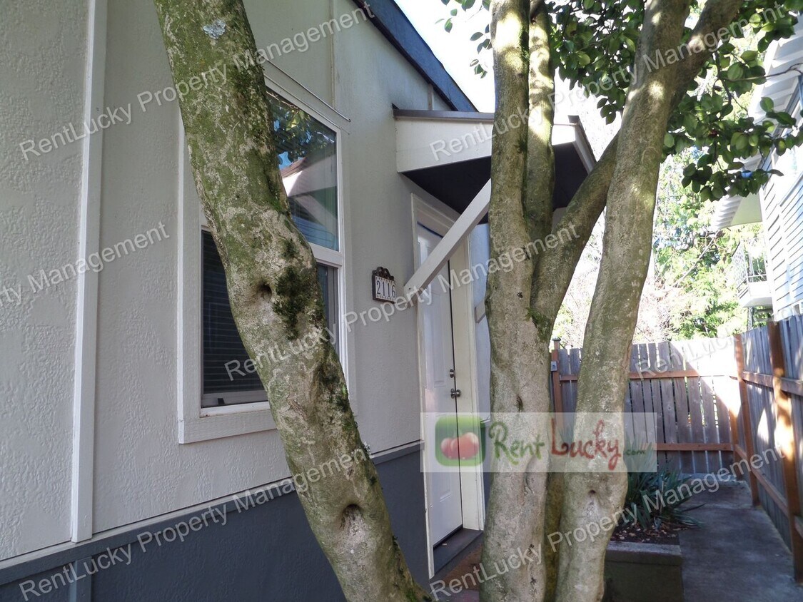 Photo - 2110-2116 NE 85th St (Seattle, WA)