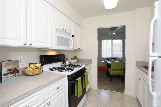 2BR, 1BA - 897 SF - Fairfax Square Apartments