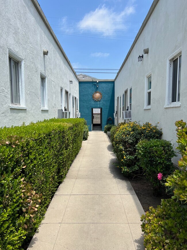 Central Walkway - 1114 Tamarind Ave