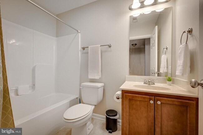 Main Full Bath with Tub - 124 E James St