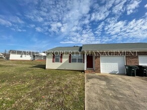 Building Photo - 117 Skylar Dr NE