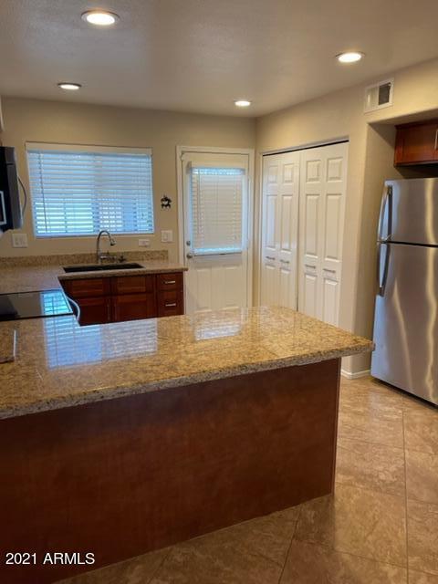 Foto del edificio - 860 N McQueen Rd