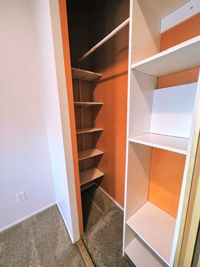 Foto del edificio - Spacious & Bright Top Floor Condo in East Anchorage, Close to Base + W/D In Unit!