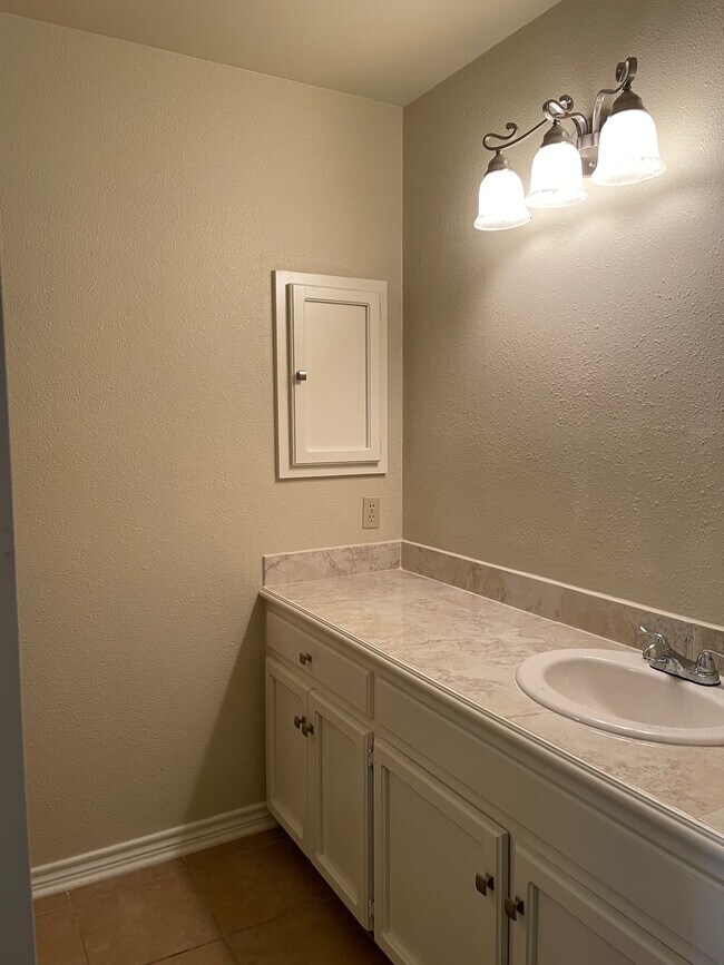 Building Photo - 16934 Summer Creek Dr