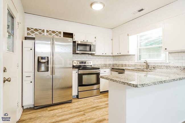 Building Photo - 3 BR 2 BA Move-In Ready Home -- Looking for You!