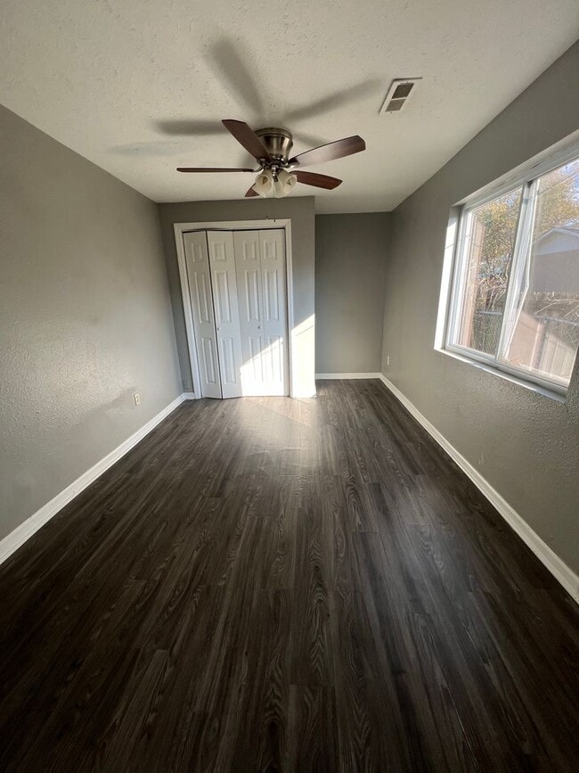 Building Photo - SUPER CUTE 2 BEDROOM 1 BATH BUNGALOW HOME!
