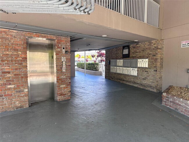 Foto del edificio - 6580 Santona St