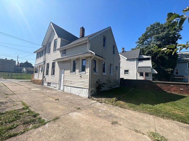 Building Photo - 3524 Henritze Ave