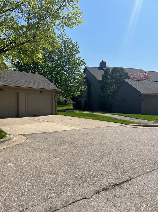 Building Photo - 2074 Bent Trail Ct