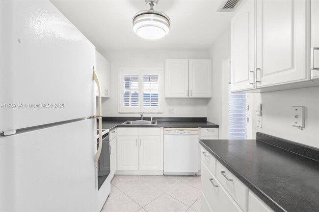 Building Photo - 6600 Royal Palm Blvd