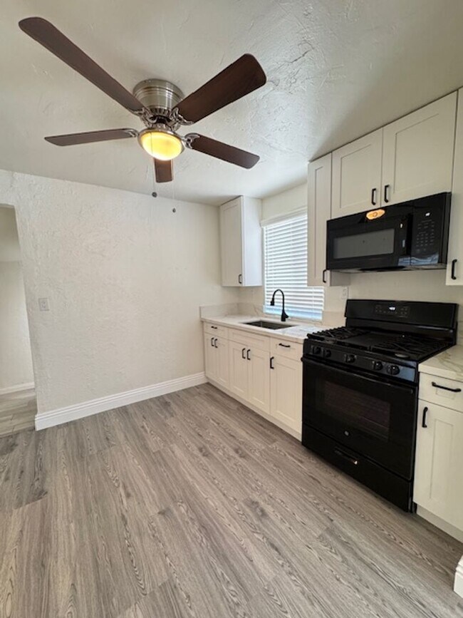 Foto del edificio - 2 Bedroom Bungalow in Simi Valley