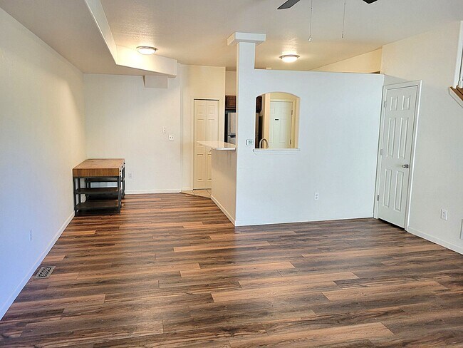 Foto del edificio - ALL PROSPECTIVE TENANTS MUST SUBMIT A $58 ...