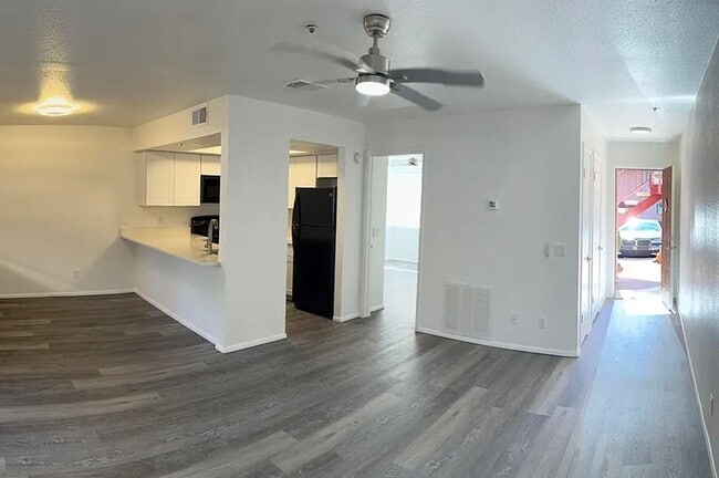 Building Photo - 250 Sunset Dr