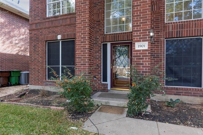 Building Photo - 1901 Springwater Dr