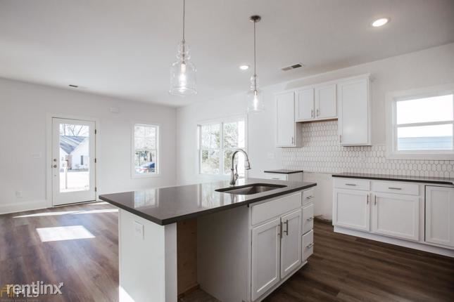 Foto del edificio - 4 br, 3 bath House - 300 Lake St