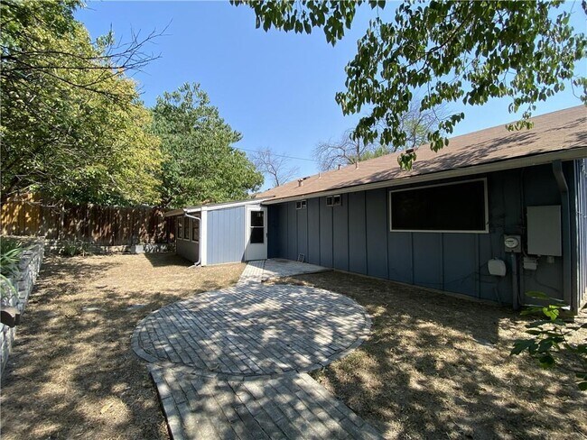 Foto del edificio - 1303 Barrington Dr