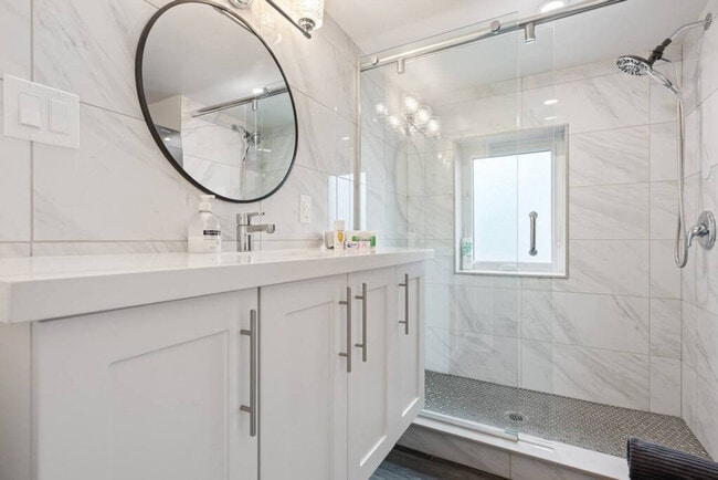 Building Photo - 2015 Water St