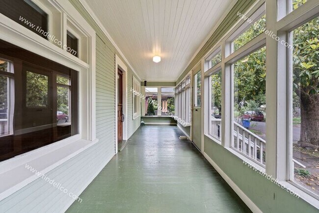 Foto del edificio - 4 Bedroom, 3 Bathroom Home 3000 + Square feet - A Must See In Abernethy School Boundary