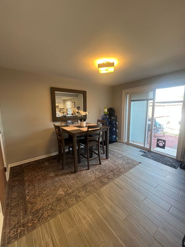 Building Photo - 3 bedroom Condo - Includes resident only c...