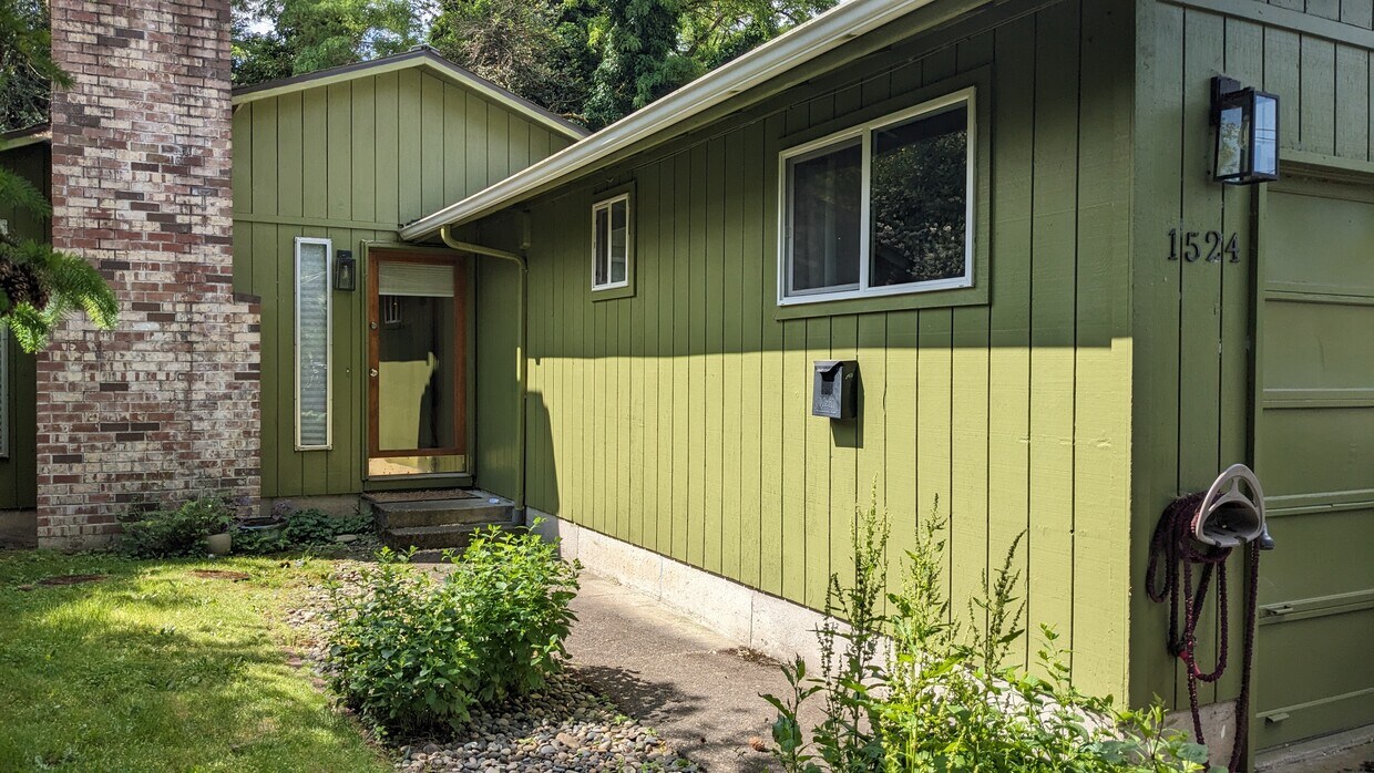 Foto principal - 1524 NE Junior St