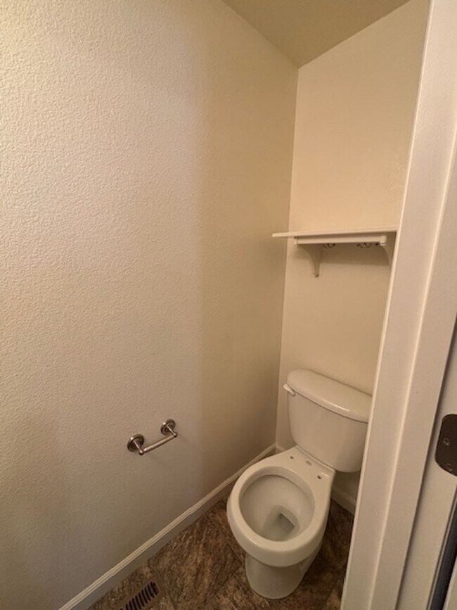 Foto del edificio - 4 Bedroom 3.5 Bath Townhome in Saddle Ridge!!!