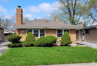 Building Photo - 15020 Oak St
