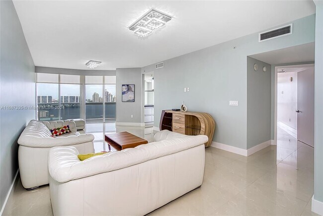 Foto del edificio - 18201 Collins Ave