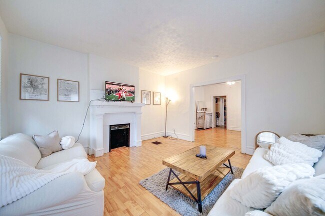 Foto del edificio - Ultimate 6-Bedroom House with Modern Kitchen, Baths & Private Parking!