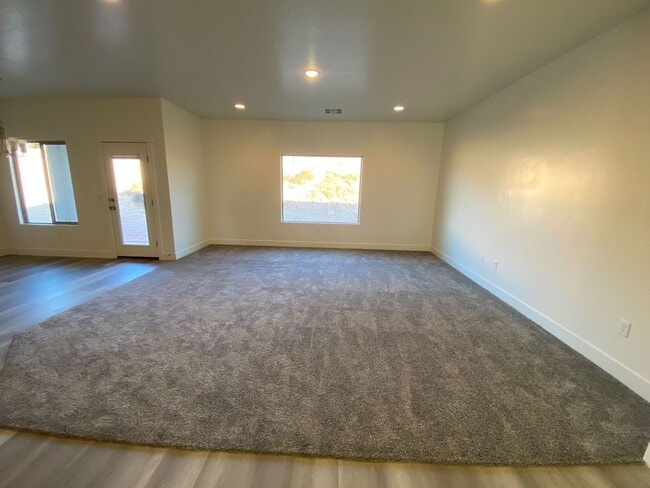 Building Photo - Beautiful 3 Bedroom Single Level Home in S...