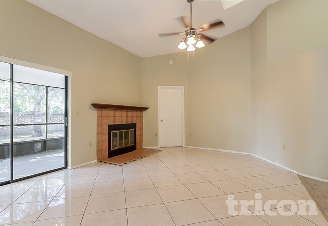 Foto del edificio - 8111 Hathaway Dr