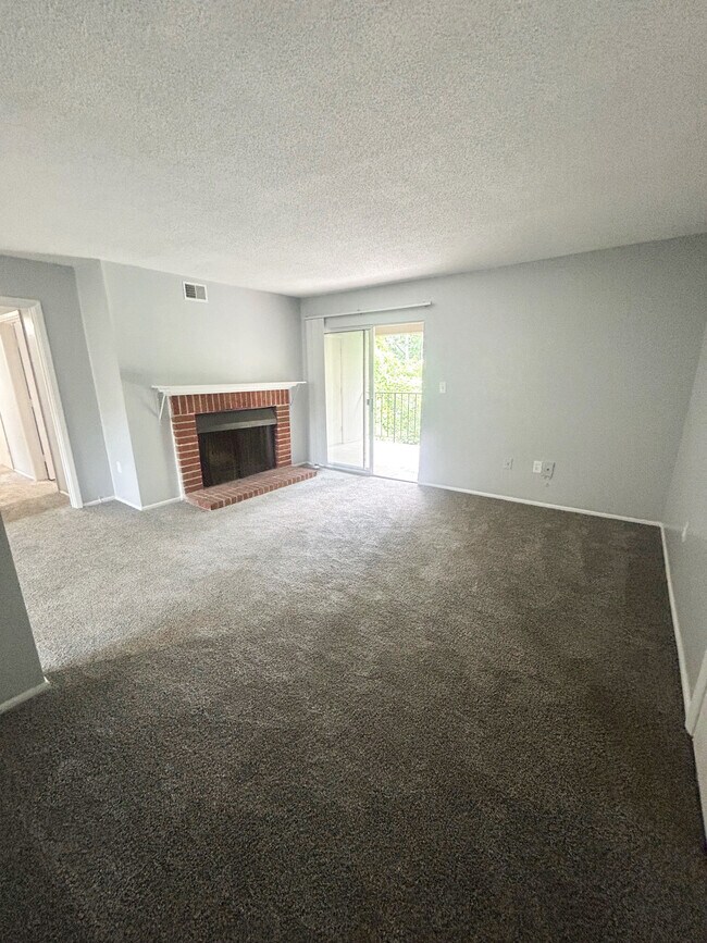 Building Photo - 601 Riverhill Cir